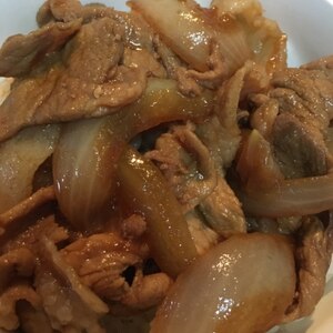 玉ねぎと一緒に甘辛ダレの豚丼